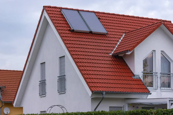 Modern ev cephe ve çatının Güney Almanya'da Bavyera kırsal köy