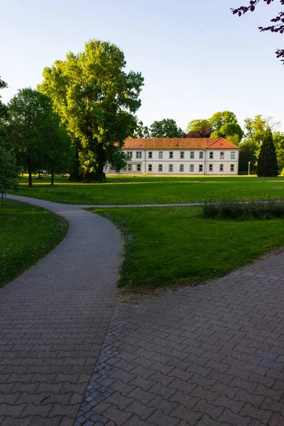 Történelmi Park Épületek Fák Dél Németországban Tavaszi Este — Stock Fotó