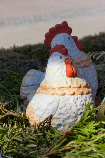 Una Fiesta Fuente Pascua Decorado Gallina Cockchafer Maybug Símbolos Tradición — Foto de Stock