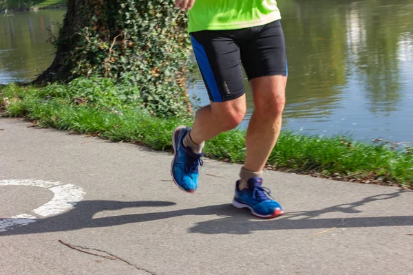 Mensen Trainen Buiten Sport Uitgevoerd Zuid Duitse Stad Ulm Rivier — Stockfoto