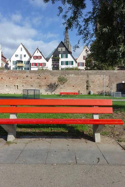 Röd Bänk Riverside City Park Södra Tyska Staden Ulm Turist — Stockfoto
