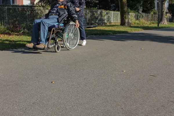 Komuta Sizde Sonbahar Akşam Şehir Parkında Güney Almanya Tekerlekli Sandalyede — Stok fotoğraf