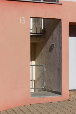 yeşil ve cep telefonu direk ve akım hattı eternet ile su kulesi üzerinde kırsal İnşaat vinçleri