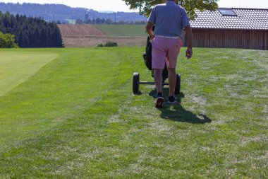 yaz günü ve Güney Alman kırsal yeşil çim üzerinde Golf oynamak