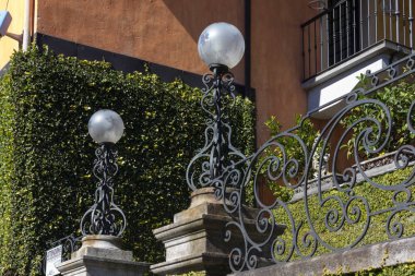 piedmont köy ve göl lago maggiore güzel manzaraya