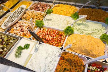 sağlıklı zeytin ve biberli yeşil salata ve birçok renklerle dekore edilmiş