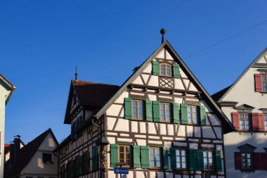 Çatı Cephe ile pancurlar Güney Almanya şehir schwaebeisch gmuend bir güneşli yaz sabahı