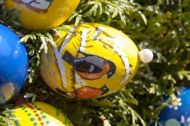 boyalı parlak renkler ve mevsimlik tasarım Çeşme kutlama dekore edilmiş tavuk üstünde Paskalya yortusu yumurta