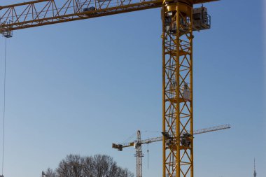 harika günde bir inşaat alanı vinçler ve tüm ilgili makine üzerinde bahar güçlü renkler