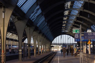 raylar ve çatı Tren İstasyonu güneşli sabah duygu ve taşıma ilham