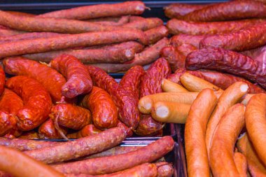 assorment sığır eti biftek ve sosis