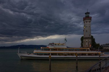 Harbour City Lindau Konstanz Gölü, Bodensee, geç akşam itibariyle bırakarak yolcu teknesi.