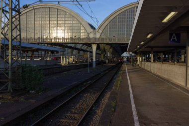 raylar ve çatı Tren İstasyonu güneşli sabah duygu ve taşıma ilham