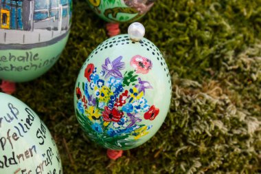 Doğu yumurta handpainted yakınındaki bir Paskalya Çeşme Münih şehir ve stuttgart yakınlarında bir kırsal kırsal köy Market'te