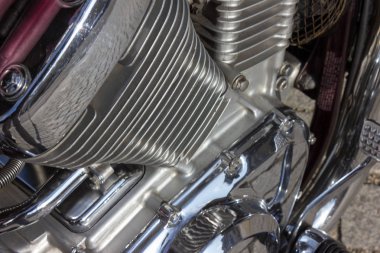 Kollarını ve parçalar motor silindir bahar ışıkta gösterildiği gibi