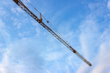 mavi gökyüzü yaz akşam Güney Almanya Bavyera üzerinde inşaat vinç