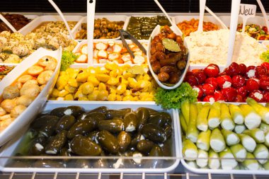 sağlıklı zeytin ve biberli yeşil salata ve birçok renklerle dekore edilmiş