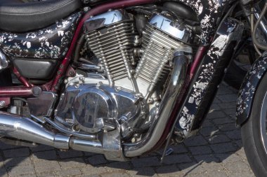 Kollarını ve parçalar motor silindir bahar ışıkta gösterildiği gibi