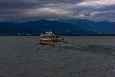 Harbour City Lindau Konstanz Gölü, Bodensee, geç akşam itibariyle bırakarak yolcu teknesi.