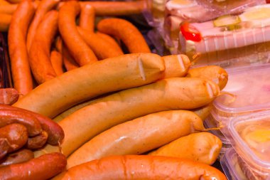 assorment sığır eti biftek ve sosis