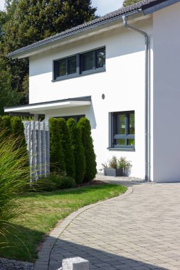 Köyün Güney Alman kırsalında modern mimari bakış.