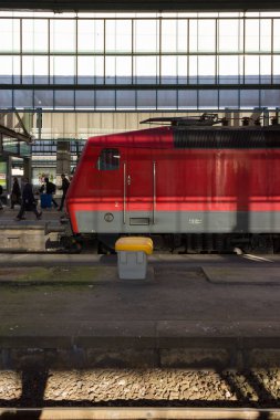 Bina mimari ve insanlar bir acele ve Ayrıntılar için tren tipik İstasyonu