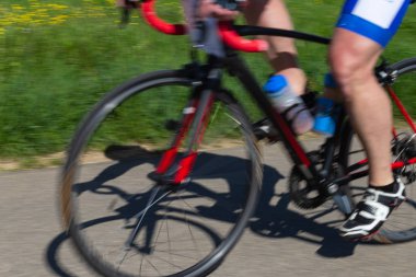 Bahar üzerinde görünümünde Güney Alman kırsal bisikletçi raceday üzerinde bulanık.