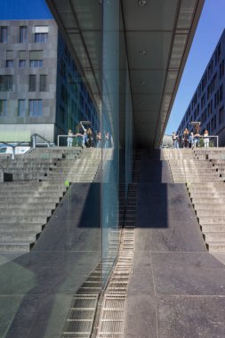Almanya içinde cam ve beton elemanları ile modern bina