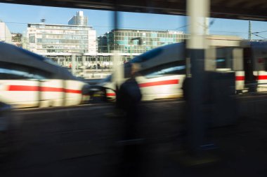 Bina mimari ve insanlar bir acele ve Ayrıntılar için tren tipik İstasyonu
