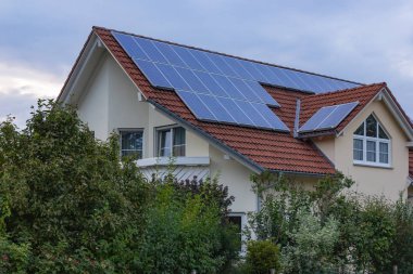 Bavyera kırsalında modern mimari bakış.