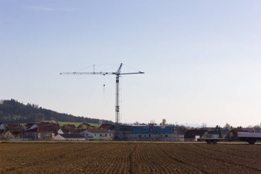 yeşil ve cep telefonu direk ve akım hattı eternet ile su kulesi üzerinde kırsal İnşaat vinçleri