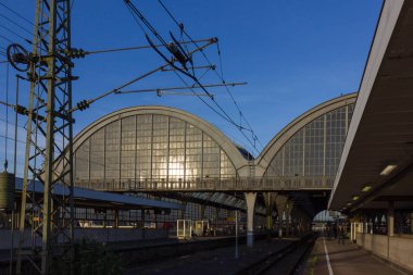 raylar ve çatı Tren İstasyonu güneşli sabah duygu ve taşıma ilham