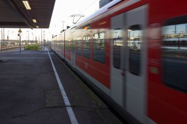 raylar ve çatı Tren İstasyonu güneşli sabah duygu ve taşıma ilham