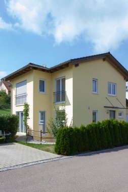 Köyün Güney Alman kırsalında modern mimari bakış.