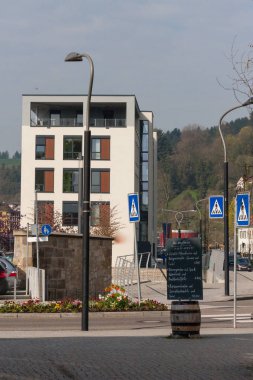 Güney Almanya tarihi bir şehir karışık çerçeve cepheler ve altın kaplama modern mimari