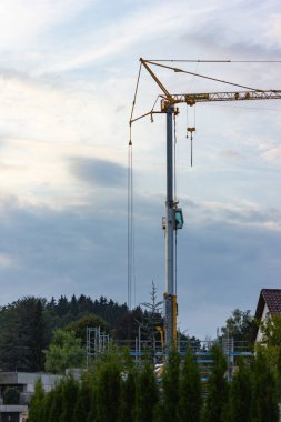 mavi gökyüzü yaz akşam Güney Almanya Bavyera üzerinde inşaat vinç