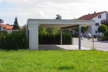 Güney Alman kırsalında modern yanları açık garaj ve yol ayrıntıları