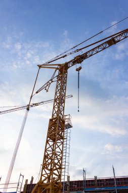 mavi gökyüzü yaz akşam Güney Almanya Bavyera üzerinde inşaat vinç