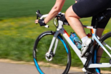 Bahar üzerinde görünümünde Güney Alman kırsal bisikletçi raceday üzerinde bulanık.