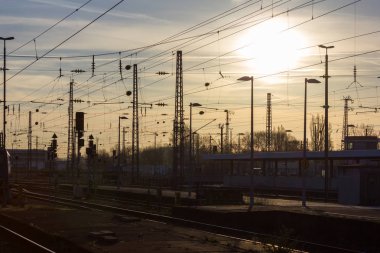 raylar ve çatı Tren İstasyonu güneşli sabah duygu ve taşıma ilham