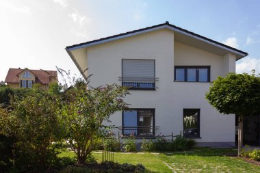 Köyün Güney Alman kırsalında modern mimari bakış.