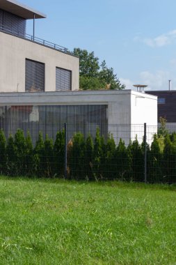 Köyün Güney Alman kırsalında modern mimari bakış.