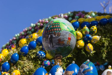 Paskalya Çeşme yumurta ve tavuk nesne dekorasyon kırsal Güney Almanya kırsal köy ile