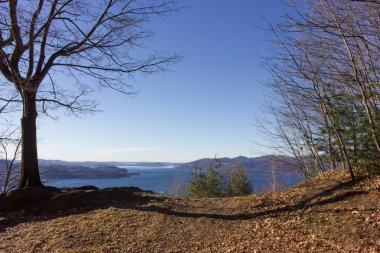 göl ve dağların Bahar adlı muhteşem manzaraya