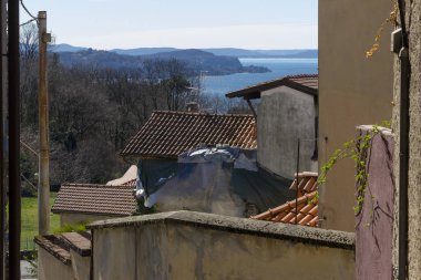 piedmont köy ve göl lago maggiore güzel manzaraya