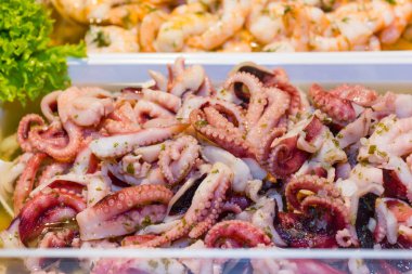 sağlıklı zeytin ve biberli yeşil salata ve birçok renklerle dekore edilmiş