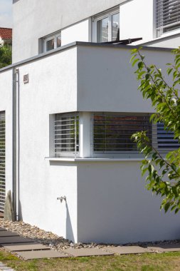 Köyün Güney Alman kırsalında modern mimari bakış.