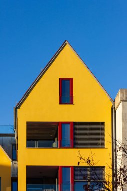 Şehir cepheler Güney Almanya'da mavi gökyüzü, binaların akşam düşmek