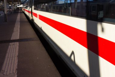 Bina mimari ve insanlar bir acele ve Ayrıntılar için tren tipik İstasyonu