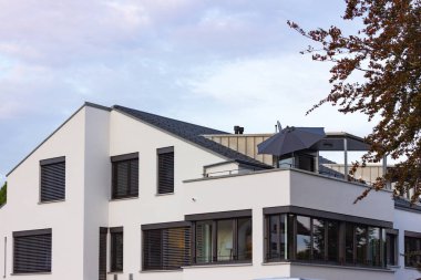 binalar bir yerleşim bölgesi olan Güney Alman Bavyera kırsalında modern mimari